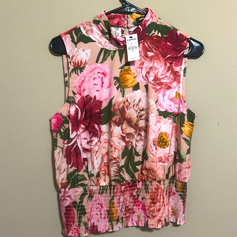 Cute floral top never worn